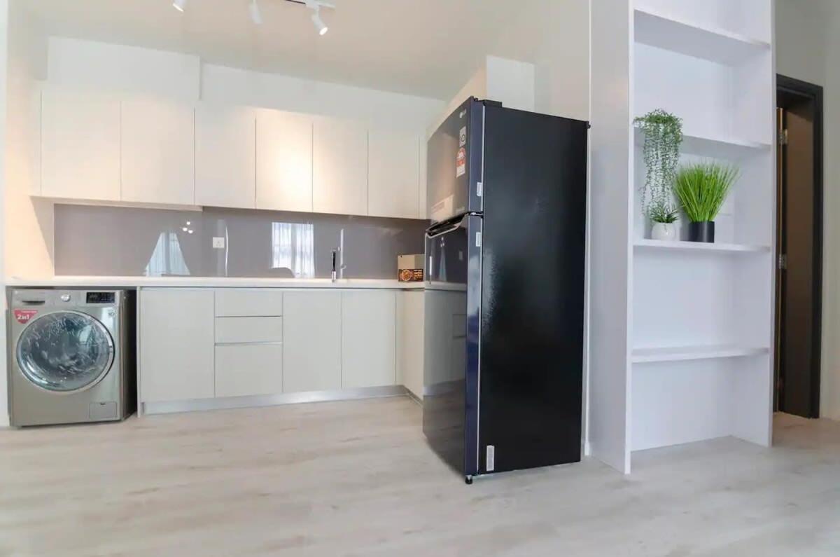 A Comfy & Bright 2br Suasana 6 Free Parking Apartment