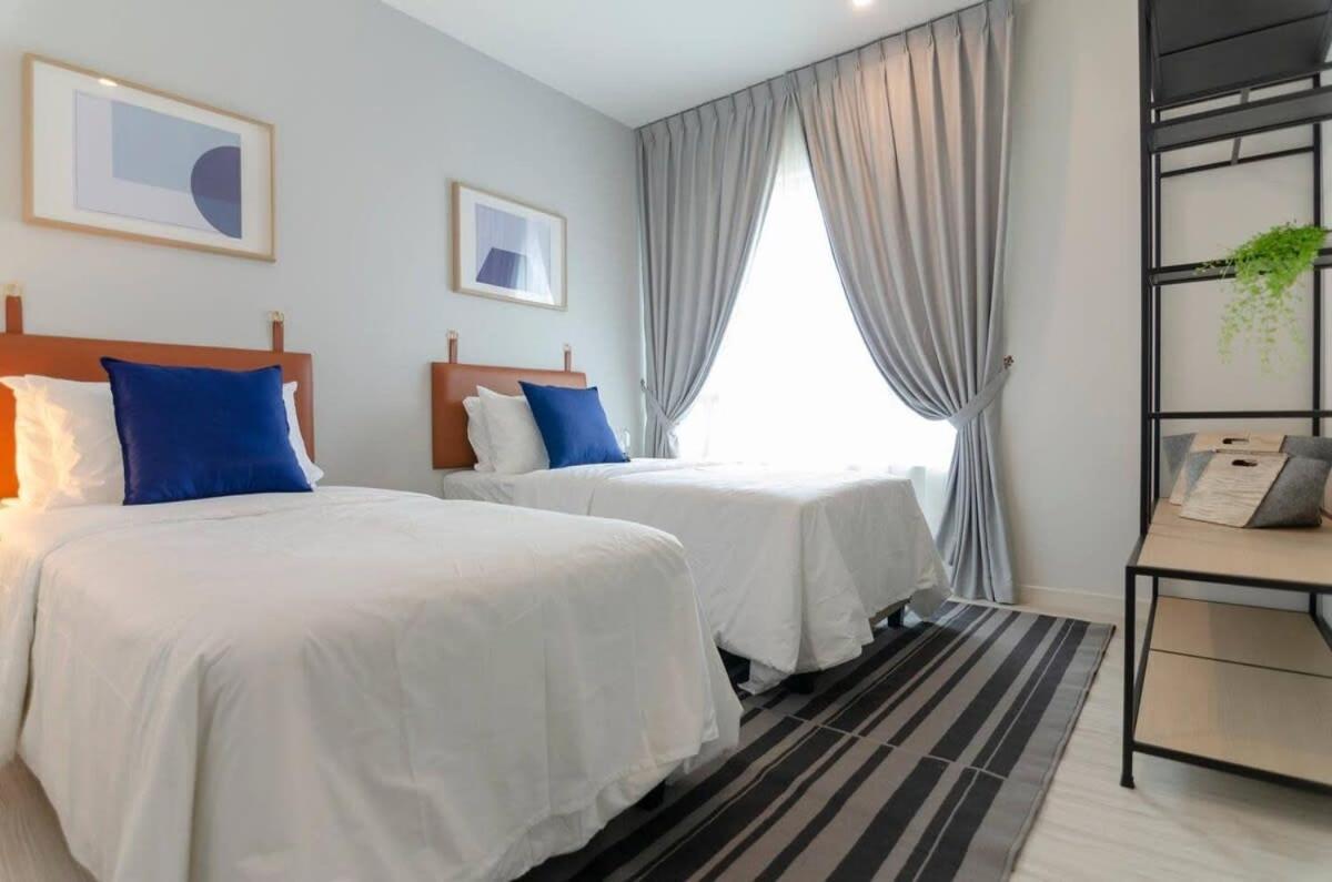 A Comfy & Bright 2br Suasana 6 Free Parking