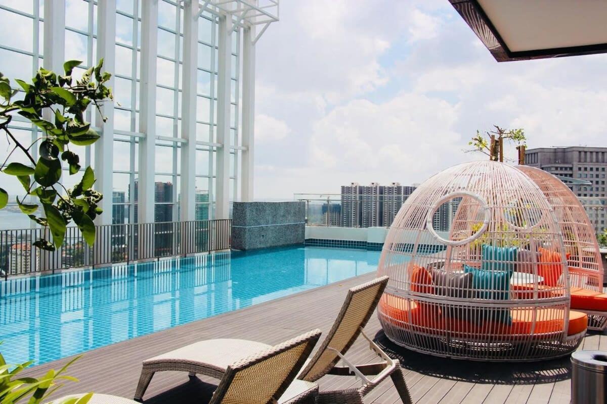 A Comfy & Bright 2br Suasana 6 Free Parking Apartment